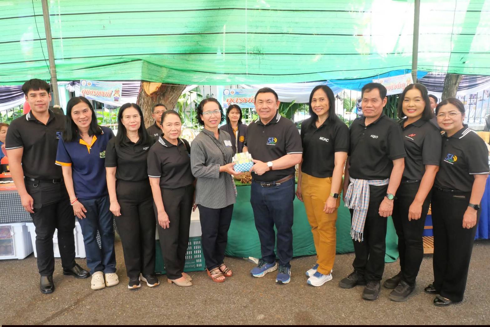 title - เลขาธิการ ส.ป.ก. เยี่ยมทักทายเกษตรกรและซื้อสินค้าในบรรยากาศวันสุดท้ายของการออกร้านขายสินค้า จากเขตปฏิรูปที่ดิน ส่งท้ายงานครบรอบ 51 ปี ส.ป.ก. ณ สำนักงานการปฏิรูปที่ดินเพื่อเกษตรกรรม